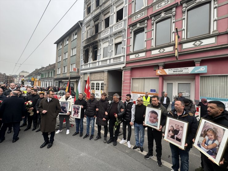 Almanya'da kundaklama sonucu çıkan yangında ölenler için yürüyüş ve anma töreni düzenlendi