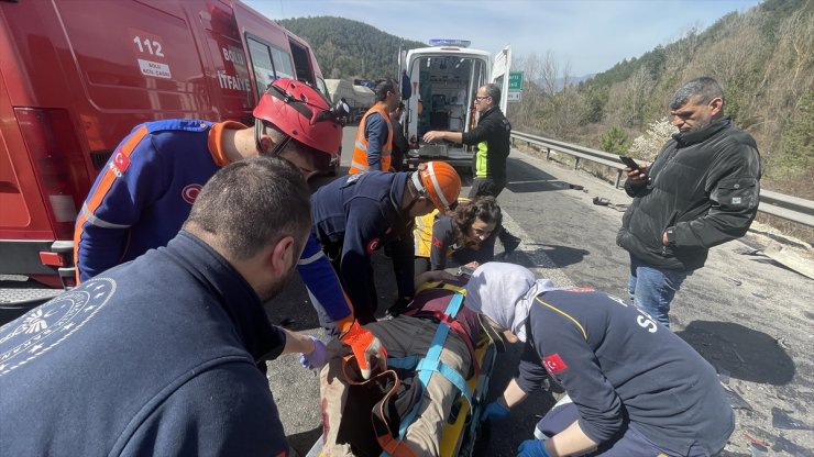 Anadolu Otoyolu'nda lastiği patlayan tırın neden olduğu kazada 1 kişi yaralandı