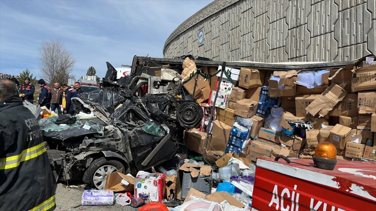 GÜNCELLEME - Çankırı'da tır otomobilin üzerine devrildi, 4 kişi öldü, 2'si polis 3 kişi yaralandı