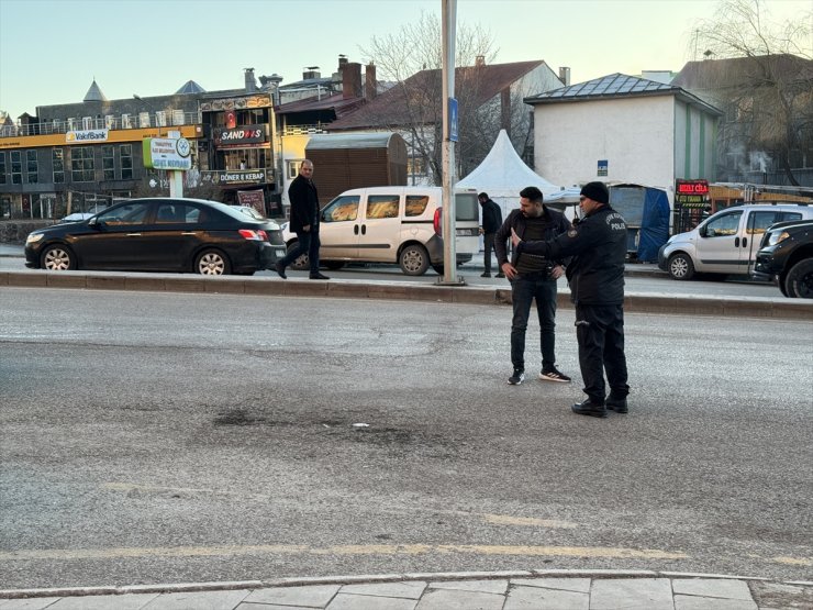 Erzurum'da kavga edenleri ayırmak isterken silahla vurulan kişi yaralandı