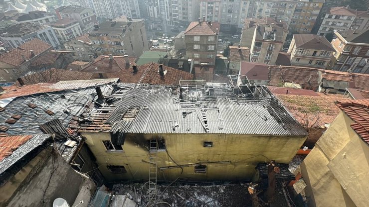Eyüpsultan'da 2 katlı binada başlayıp 3 gecekonduya daha sıçrayan yangın söndürüldü