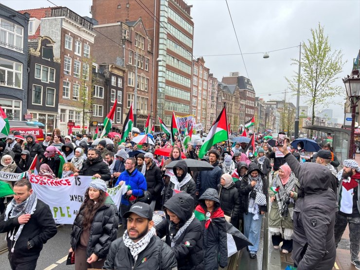 Hollanda'da İsrail'in Gazze'ye yönelik saldırıları protesto edildi