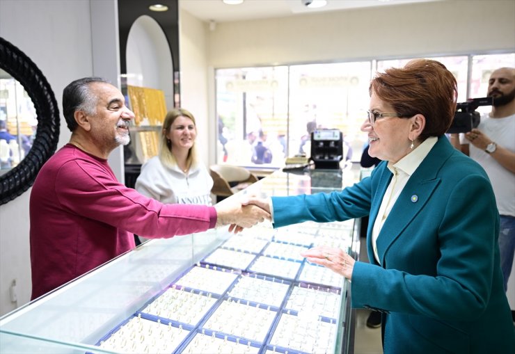 İYİ Parti Genel Başkanı Meral Akşener, Sultanbeyli ve Tuzla'da esnafı ziyaret etti