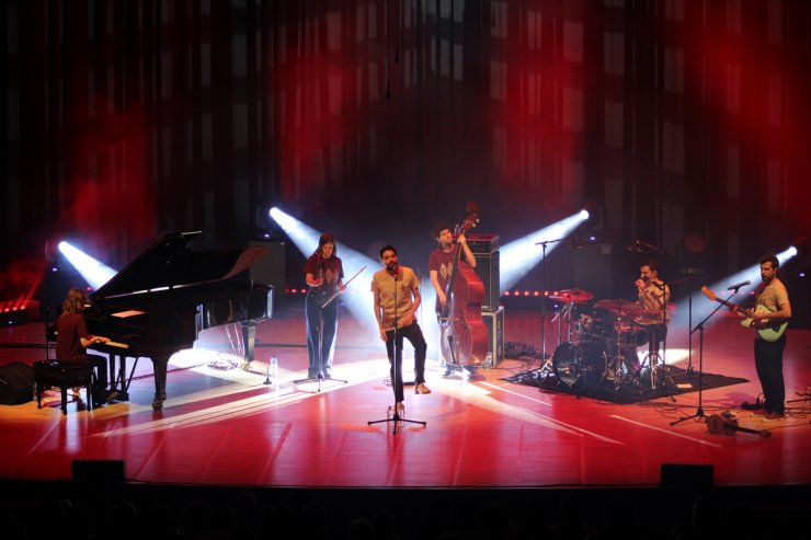 Portekizli şarkıcı Salvador Sobral CRR'de konser verdi