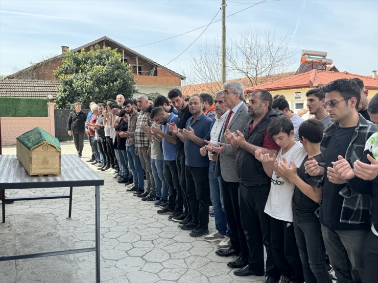 Sakarya'da balkondan düşerek ölen 3 yaşındaki çocuğun cenazesi defnedildi