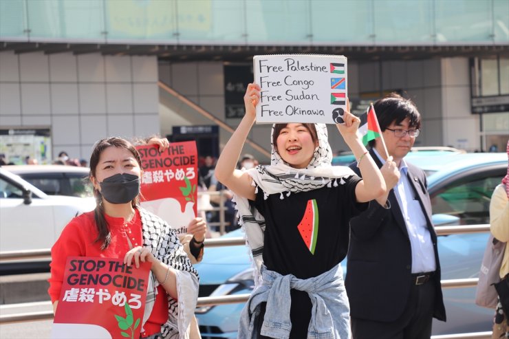 Tokyo'nun ana ulaşım merkezlerinden Şincuku'da "İsrail'in Gazze saldırıları" protesto edildi