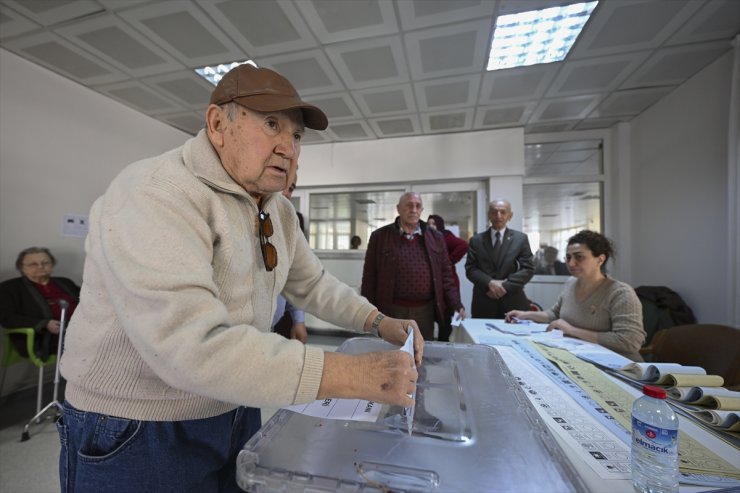 Ankara'da huzurevi sakinleri oy kullandı