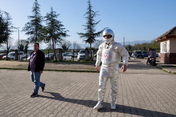 Düzce'de muay thai milli sporcusu, astronot kostümüyle oy kullandı