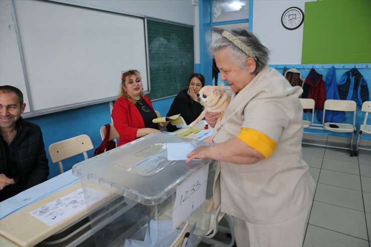 Edirne'de bir vatandaş oy kullanmaya köpeği ile geldi