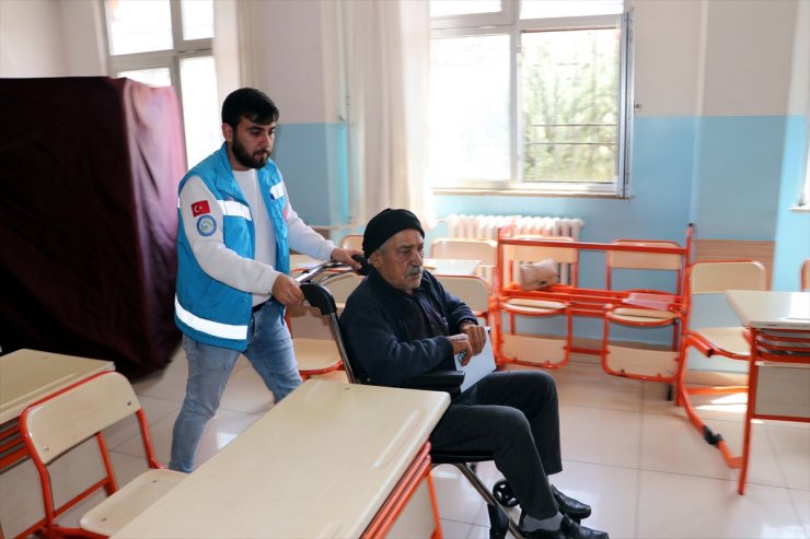 Gaziantep'te yürüme güçlüğü çeken seçmen sağlık ekiplerinin yardımıyla oy kullandı