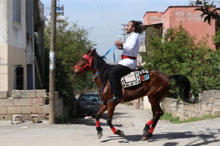 Hatay'da bir seçmen oy kullanmaya atla gitti