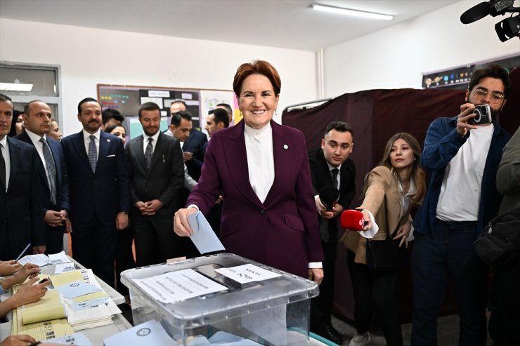 İYİ Parti Genel Başkanı Akşener, Türkiye Emlak Bankası Ortaokulu'nda oyunu kullandı: