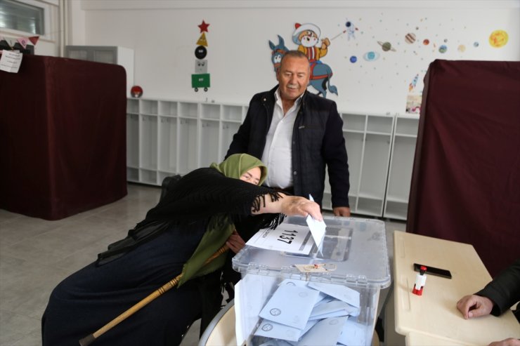 Niğde, Kırıkkale ve Nevşehir'de hasta veya engelliler ekiplerin yardımıyla oylarını kullandı