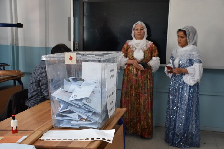 Mardin ve Şırnak'ta vatandaşlar yöresel kıyafetlerle oy kullandı