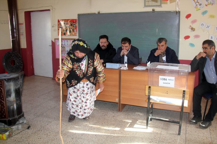 Sivas'ta seçmen sandık başına yöresel kıyafetleriyle gitti