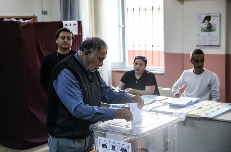 Adana, Mersin, Hatay ve Osmaniye'de vatandaşlar oy kullanmaya başladı