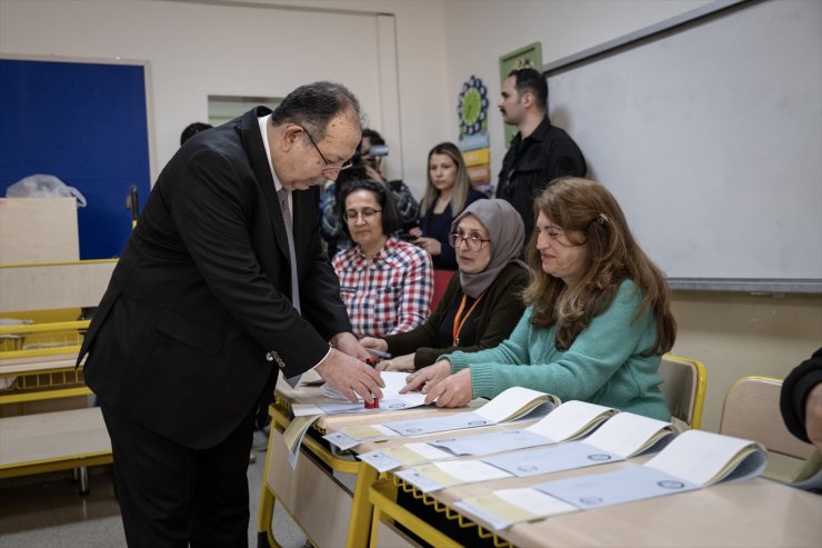 YSK Başkanı Yener, oyunu kullandı: