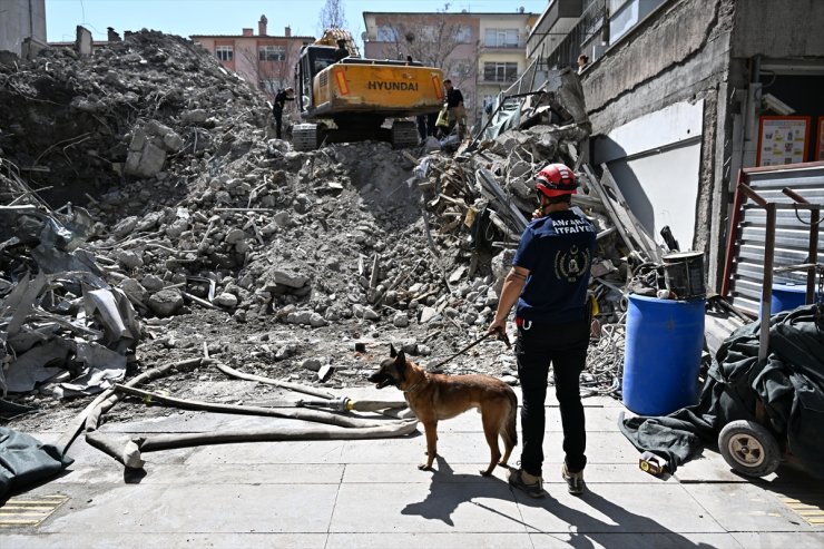 Ankara'da moloz kaldırma çalışmaları sırasında istinat duvarı çöktü