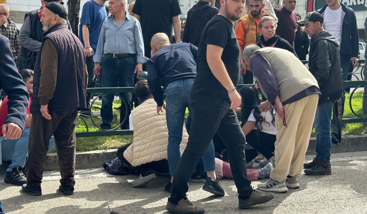 Bursa'da otomobilin çarptığı anne ile iki çocuğu ağır yaralandı