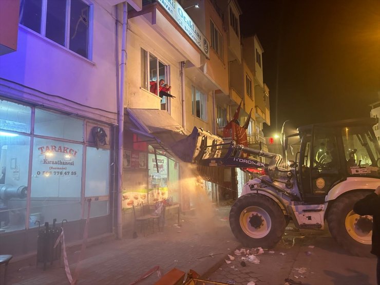 Denizli Tavas'ta CHP binasında balkonun çökmesi sonucu 18 kişi yaralandı