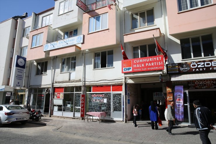 GÜNCELLEME 2 - Denizli Tavas'ta CHP binasında balkonun çökmesi sonucu 1 kişi öldü, 17 kişi yaralandı