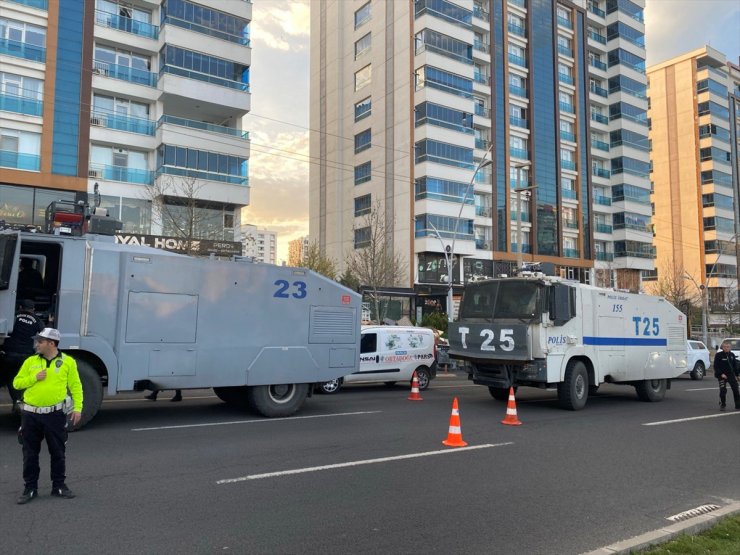 GÜNCELLEME - Diyarbakır'da bir binanın çatısında çıkan yangın söndürüldü