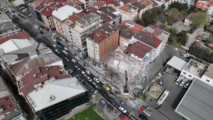 Esenler'de kentsel dönüşümdeki binadan kopan beton blok dükkanın üzerine düştü