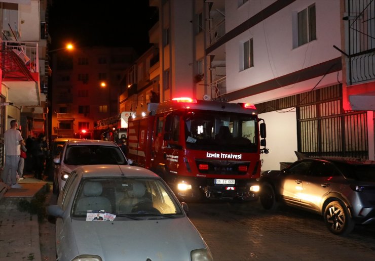 İzmir'de apartman dairesinde çıkan yangında bir kişi öldü, 3 kişi dumandan etkilendi