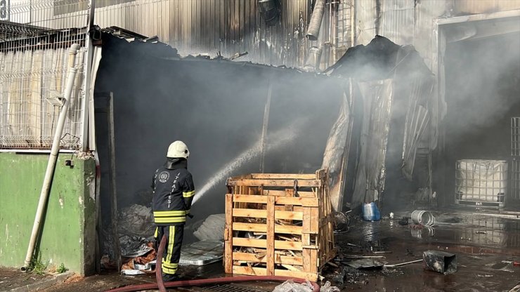 Kocaeli'de plastik su tankı üreten fabrikada çıkan yangın söndürüldü