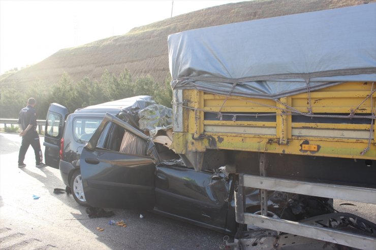 Manisa'da hafif ticari aracın tıra çarpması sonucu 3 kişi öldü, 1 kişi yaralandı