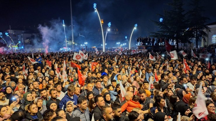 Tokat Belediye Başkanlığını kazanan MHP'li Yazıcıoğlu, vatandaşlara hitap etti:
