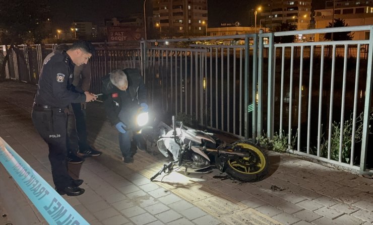 Adana'da kaldırıma çarpan motosikletteki 2 kişi öldü