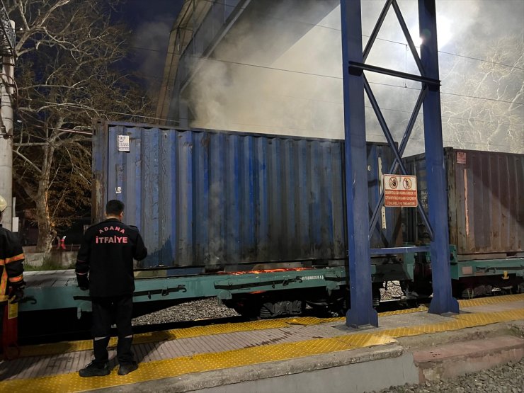 Adana'da yük treninde çıkan yangın söndürüldü