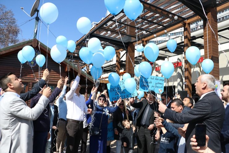 Dünya Otizm Farkındalık Günü'nde gökyüzüne yüzlerce mavi balon bırakıldı