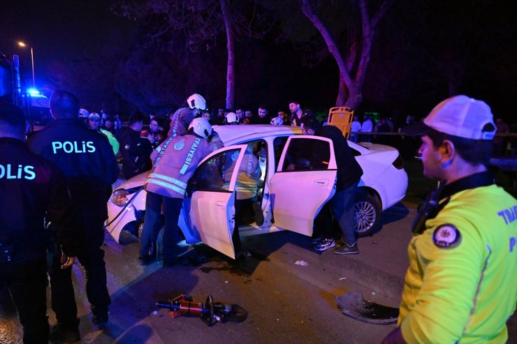 Kadıköy'de aydınlatma direğine çarpan otomobildeki 3 kişi yaralandı