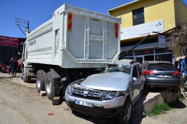 Kayseri'de freni boşalan kamyon 10 araç ve 4 iş yerine çarparak durabildi