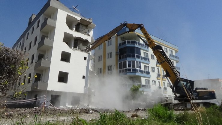 Mersin'de hafif yan yatan 4 katlı binanın yıkımına başlandı