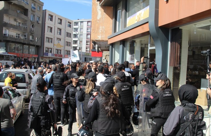 Şırnak'ta izinsiz yürüyüş yapmak isteyen gruba polis müdahale etti