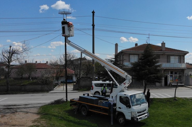 Trakya'da göçmen kuşların akıma kapılmaması için elektrik direklerine özel platformlar yapıldı