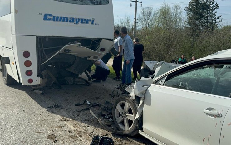 Düzce'de otomobil yolcu midibüsüne çarptı, 2 kişi yaralandı