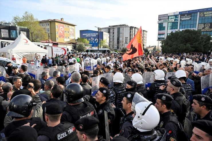 Esenyurt'ta izinsiz gösteri yapmak isteyen gruptan bazı kişiler gözaltına alındı