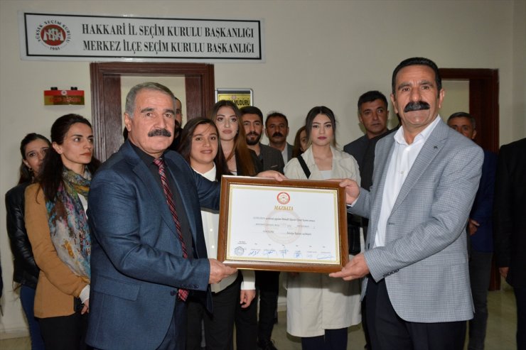 Hakkari Belediye Başkanı Akış, mazbatasını aldı