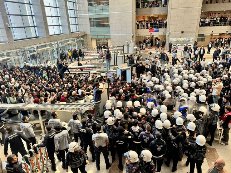 İstanbul Adliyesi önünde izinsiz açıklama yapmak isteyen grup ile polis arasında arbede