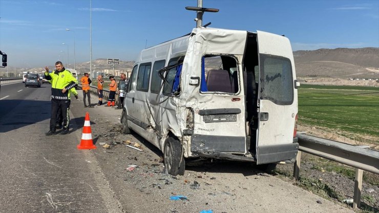 Kayseri'de kamyon ve iki işçi servisinin karıştığı trafik kazasında 10 işçi yaralandı