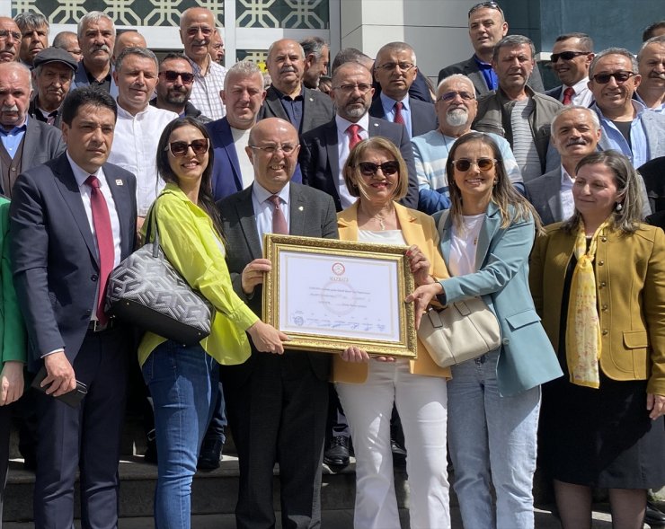Kırşehir Belediye Başkanı Selahattin Ekicioğlu, mazbatasını aldı