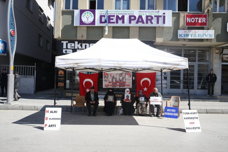 Muşlu aileler, DEM Parti önündeki "evlat nöbeti"ni sürdürüyor