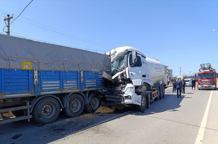 Sakarya'da arıza yapan tıra çarpan tankerdeki 1 kişi öldü, 1 kişi yaralandı