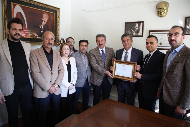Şırnak Belediye Başkanı Mehmet Yarka mazbatasını aldı