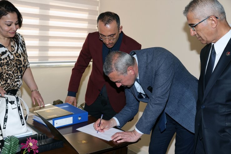 Sivas Belediye Başkanı Adem Uzun, mazbatasını aldı