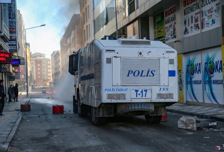 Van'da DEM Parti'nin açıklaması sonrası yürüyüş yapmaya çalışan gruba polis müdahale etti